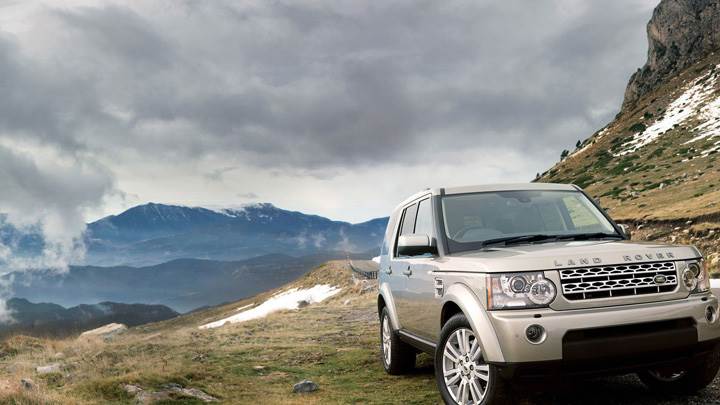 2010 Land Rover Discovery Near Mountains